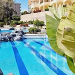 Golf Park , 1 Bedroom Pool View Vakantiehuis *